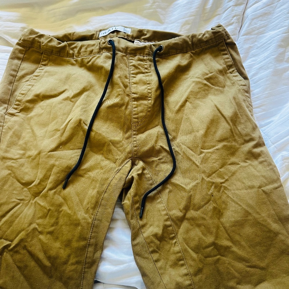 Kaki shorts with rugged edge